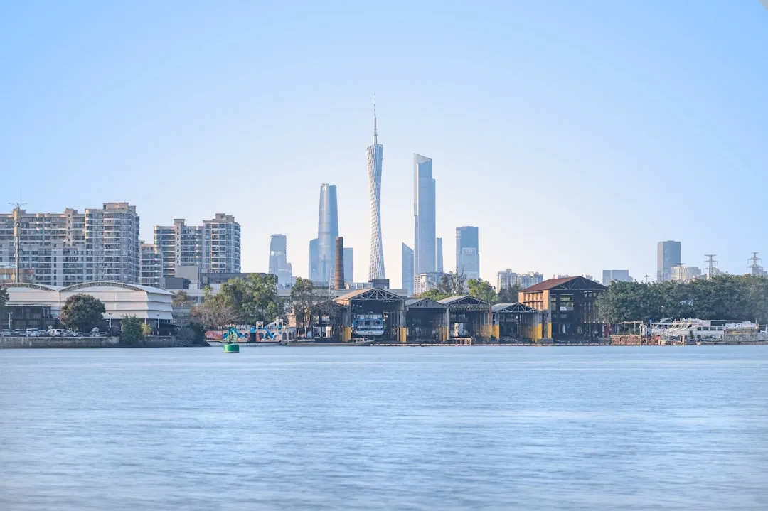 成都教育咨询服务解析：学历提升如何助力职场人士实现职业转型